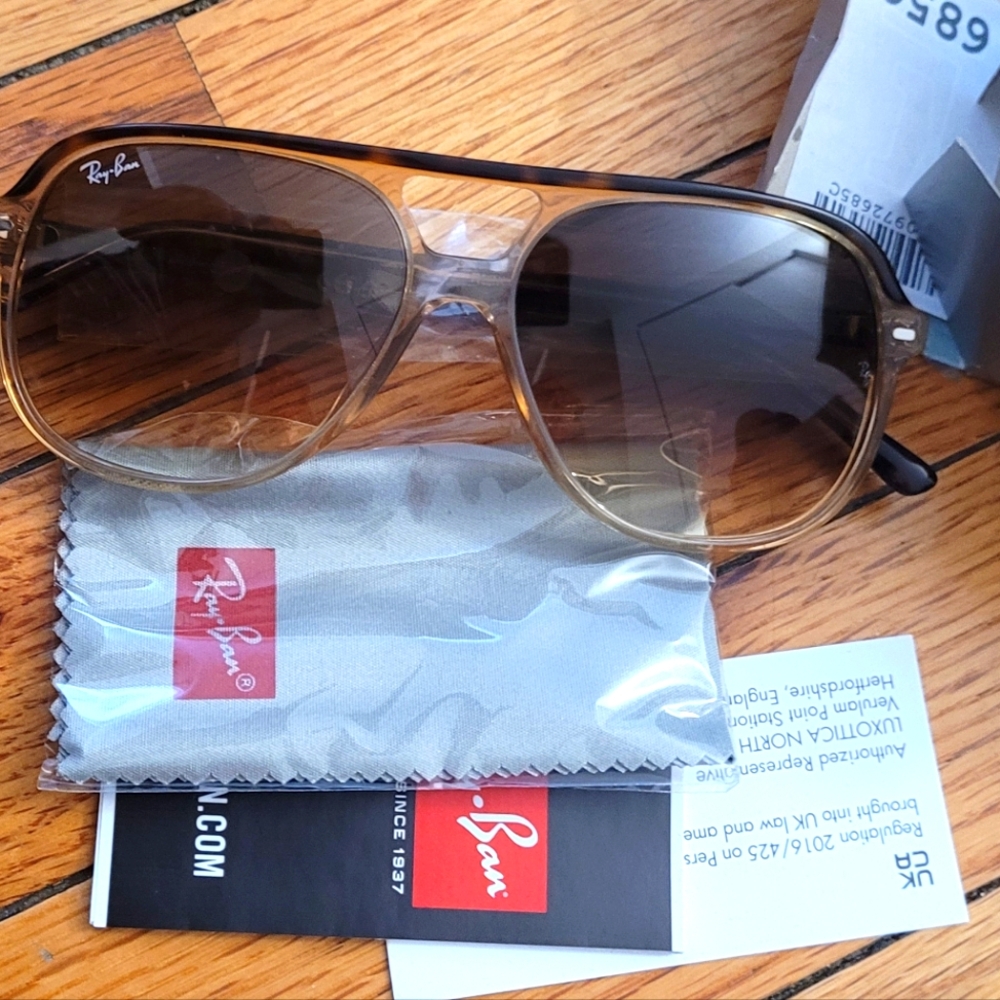 NWT Authentic RAY-BAN sun glasses